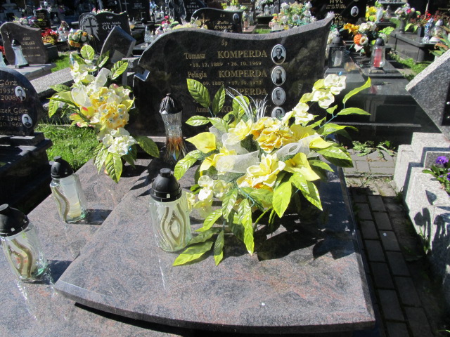 Grób Tomasz Komperda